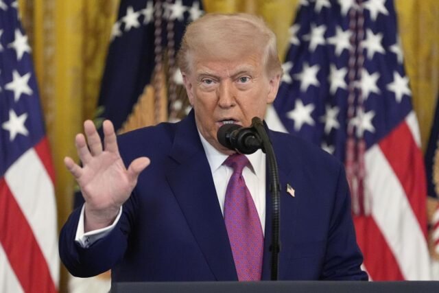 Trump vetó el plan israelí para matar al líder supremo de Irán, el funcionario estadounidense le dice a AP
