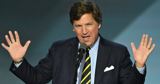 Tucker Carlson dice que Murdochs le pidió que corriera contra Trump
