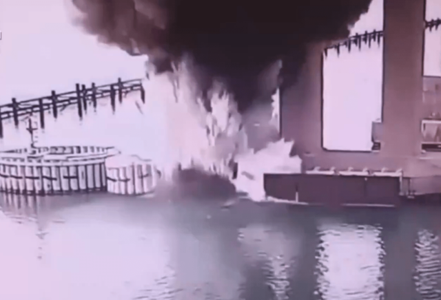 Ucrania Special Ops Blast Blast Putin El querido puente de Crime de £ 3 mil millones con bombas 'plantadas hace meses' en el último atago atrevido
