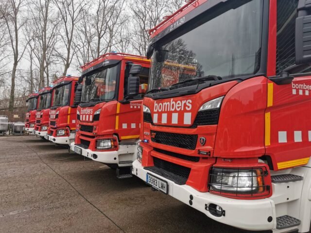 Un muerto después del fuego se rasga a través del refugio para personas sin hogar en el Barcelona de España
