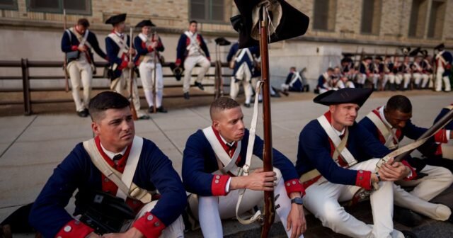 Una nueva encuesta muestra que la mayoría de los estadounidenses se oponen al desfile militar de Trump
