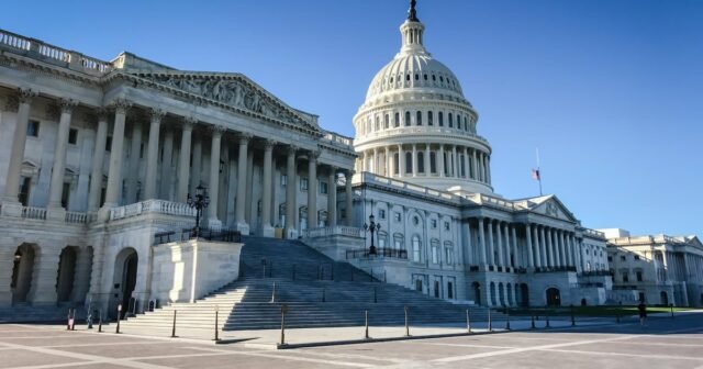 Unos 60 manifestantes que se manifestan contra el desfile militar arrestados fuera del Capitolio de los Estados Unidos
