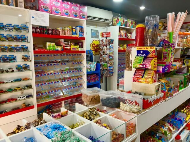 Vida en España: ¿Son las tiendas dulces un negocio moribundo? Zoe Dahse investiga el destino de una tradición azucarada
