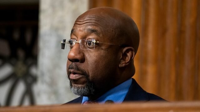 Warnock esquiva la pregunta sobre si Biden debería haber abandonado en 2024: 'Se acabó'

