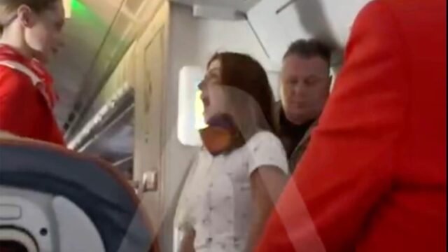 Wild Moment Furious Femenino Passenger tiene una crisis en el aire que exige una actualización de clase ejecutiva
