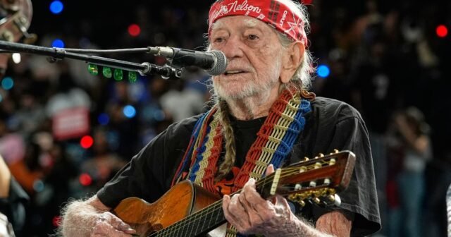 Willie Nelson sigue viviendo la vida que ama a los 92 años. 'No he terminado con ella todavía'
