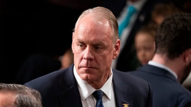 Zinke dice que es un 'no' en el megabill del Senado en medio de impulso de ventas de tierras públicas
