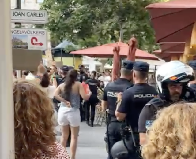 ¡Guiris se va a casa! La mafia acosa a los turistas aturdidos sentados en Mallorca Terrace a medida que se intensifican las protestas contra el turismo
