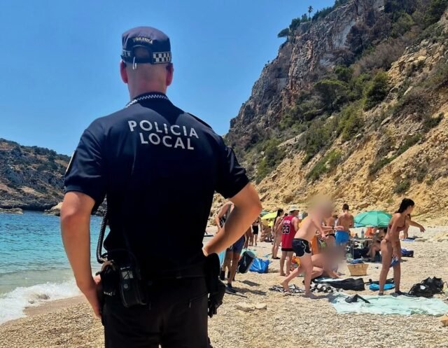 100 bañistas desalojados por la policía de Costa Blanca Beach que fue "cerrada" en 2007

