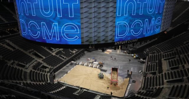300 toneladas de arena en camión en Intuit Dome para crear un lugar AVP
