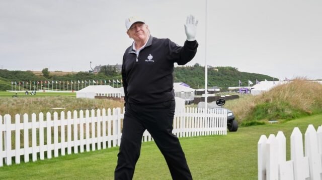 Actualizaciones en vivo: Trump termina el viaje de Escocia con el golf antes de enfrentar a la bomba económica en casa
