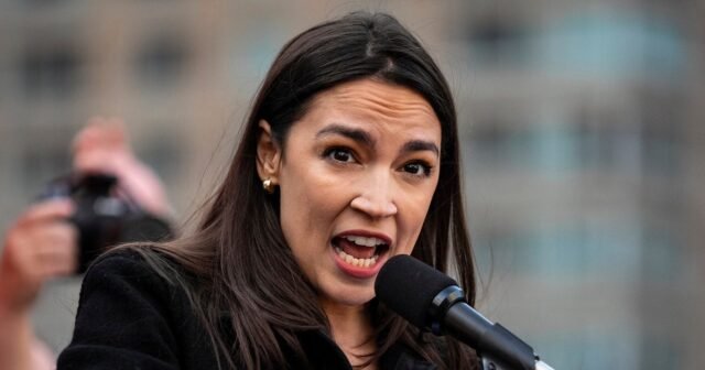 Alexandria Ocasio-Cortez se basa en la experiencia de barman para golpear el proyecto de ley de Trump
