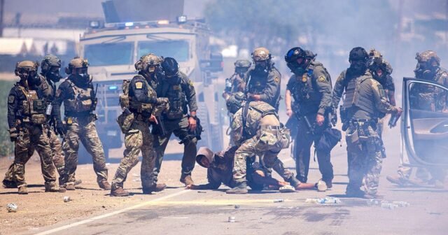 Alrededor de 200 arrestados en redadas de inmigración en las granjas del sur de California, dicen los federales

