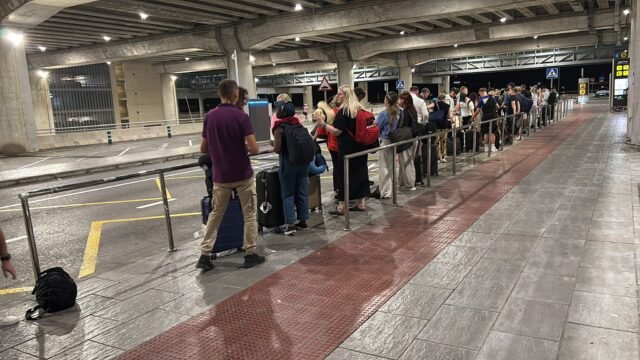 Asociación de taxi basura reclamos de colas largas regulares para taxis en el aeropuerto de Costa Blanca

