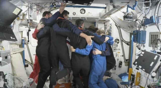 Astronautas de India, Polonia y Hungría regresan a la Tierra después de la Misión de la Estación Espacial Privada
