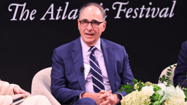 Axelrod sugiere que Trump culpe a '180' de Bondi en archivos Epstein
