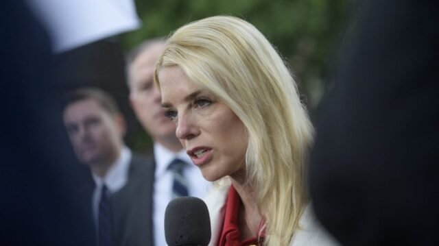 Bondi dispara a los empleados del DOJ con lazos con las sondas de Jack Smith sobre Trump: informes
