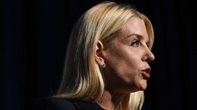 Bondi sugiere que no tiene planes de renunciar, esquiva las preguntas de Epstein
