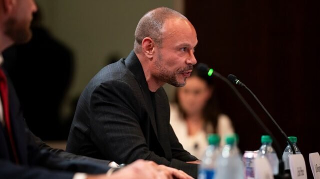 Bongino promete descubrir la 'verdad' en el mensaje críptico: 'No podemos ejecutar una república como esta'
