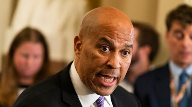 Booker explota a los demócratas en el piso del Senado: 'dispuesto a ser cómplice' con Trump
