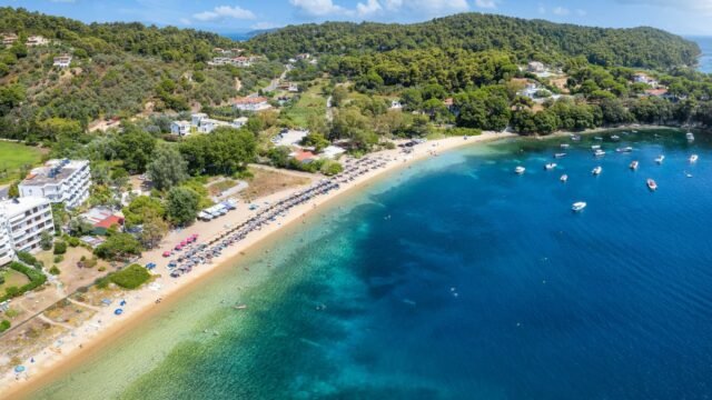 Brit Tourist, de 74 años, encontrado muerto en su tumbona en la creta de la isla griega después de enfermarse cuando se fue a nadar
