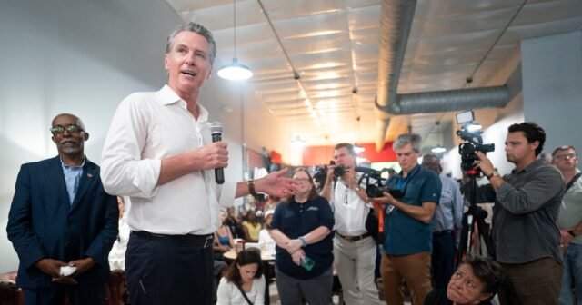California Gov. Newsom Tours South Carolina, conmovedora de 2028 especulaciones
