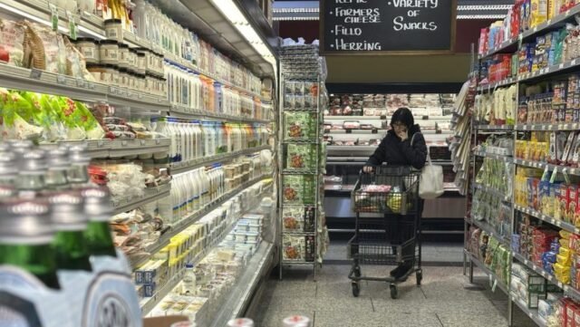 Casi dos tercios desaprueban el manejo de la inflación del manejo de Trump: encuesta
