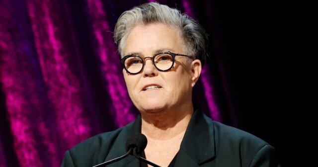 'Chantaje': Rosie O'Donnell rasca a CBS por besar el anillo de 'Madman' Trump después de Colbert News
