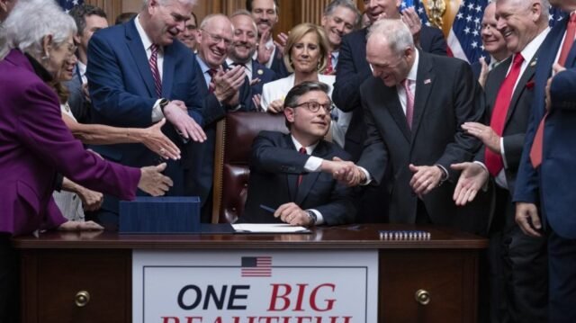 Cómo cambiarán sus impuestos después de que Trump firme la 'factura grande y hermosa' en ley
