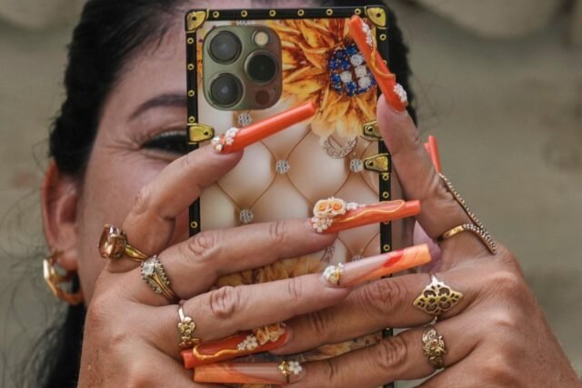 Cómo limpiar el grunge del teclado, la cera de oído en auriculares y manchas de pantalla

