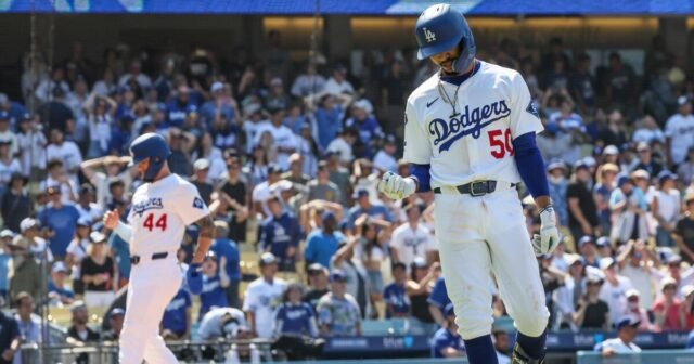 Cómo los Dodgers están tratando de desentrañar el misterio de la caída de Mookie Betts
