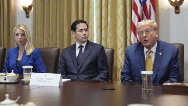 Con 'Epstein List', Trump se alza por su propia conspiración-teoría Petard
