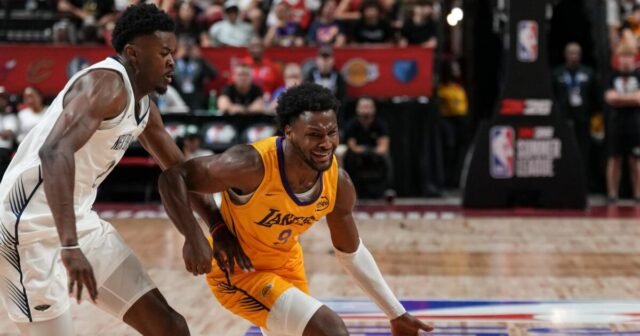Con LeBron James Courtside, Bronny realiza un espectáculo de liga de verano
