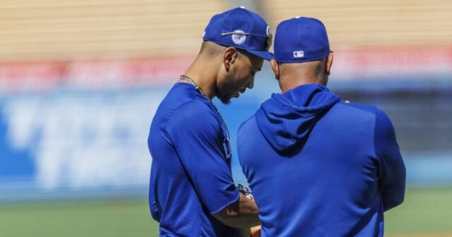Dave Roberts le da a Mookie Betts un día libre mientras su depresión continúa
