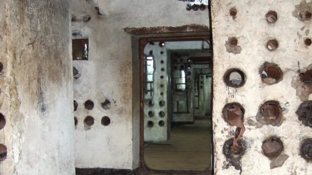 Dentro de la base de misiles nucleares de la era soviética abandonada donde tres personas murieron escondidas profundas bajo tierra en bosques de Lituania
