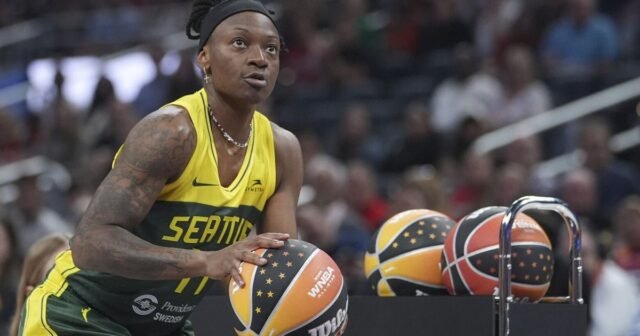 Desafío de habilidades de la WNBA: Natasha Cloud Edges Erica Wheeler de Storm para Crown
