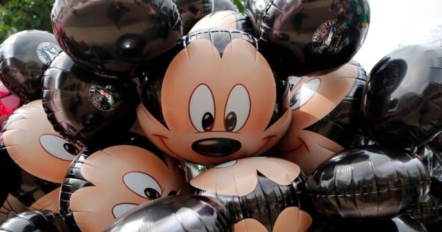 Disney demanda a Hong Kong Company, según dice, está vendiendo joyas ilegales de Mickey Mouse
