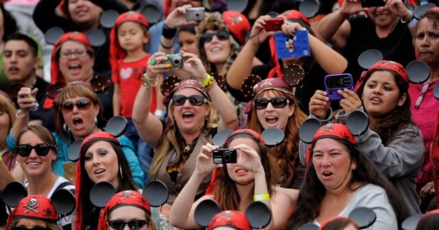 Disneyland celebra su 70 aniversario: aquí hay un vistazo al parque en ese momento y ahora
