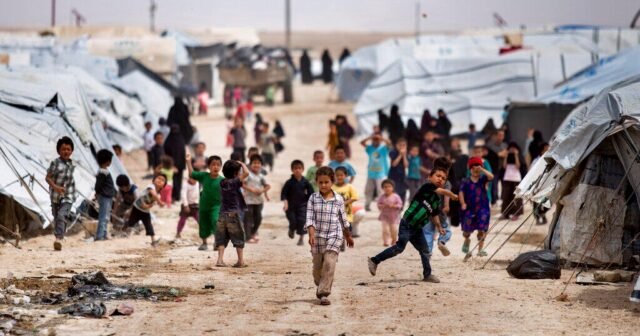 EE. UU. Repatria a un niño del campamento extenso en el noreste de Siria sosteniendo familias de combatientes de ISIS
