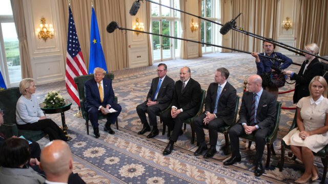 EU 'doblada en la rodilla' antes de Trump - Oficial de la Casa Blanca - RT World News
