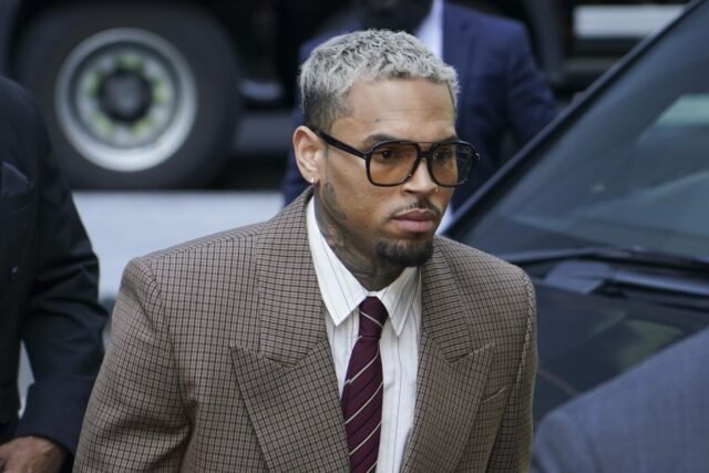 El cantante Chris Brown se declara inocente de 2 cargos adicionales sobre el caso de asalto de club nocturno de Londres
