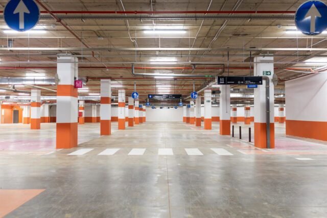 El estacionamiento subterráneo del centro comercial reabrida: nueve meses después del desastre de la inundación de Valencia

