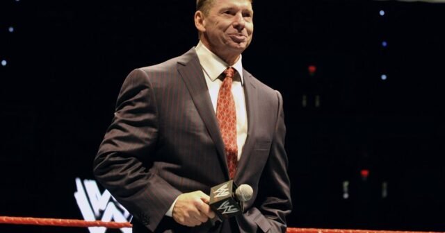 El ex jefe de la WWE, Vince McMahon, es citado por conducir imprudentemente en un choque
