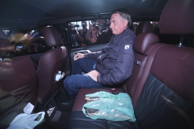 El ex presidente de Brasil, Bolsonaro, ordenó usar un monitor electrónico de tobillo
