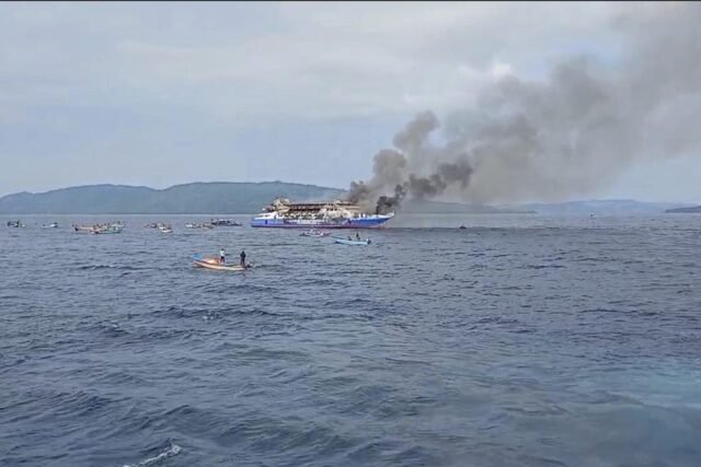 El ferry de pasajeros indonesios se incendia en el mar, matando al menos 5
