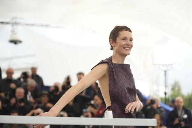 El festival de cine internacional checo abre con honores para los actores Peter Sarsgaard y Vicky Krieps

