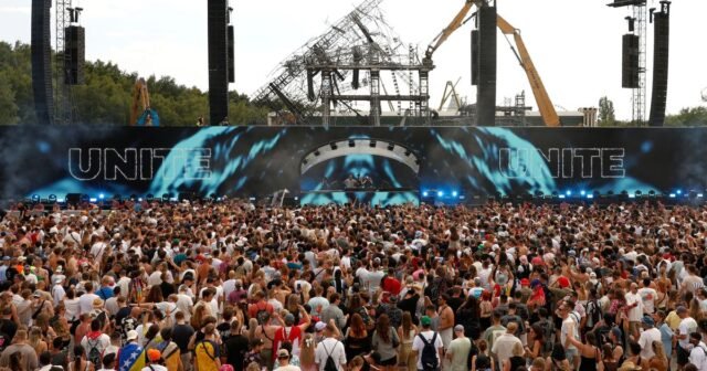 El festival de música Tomorrowland de Bélgica se abre después de que el escenario principal fuera destruido por el fuego
