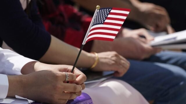 El funcionario de Trump dice que la administración cambiará la visa, las pruebas de ciudadanía
