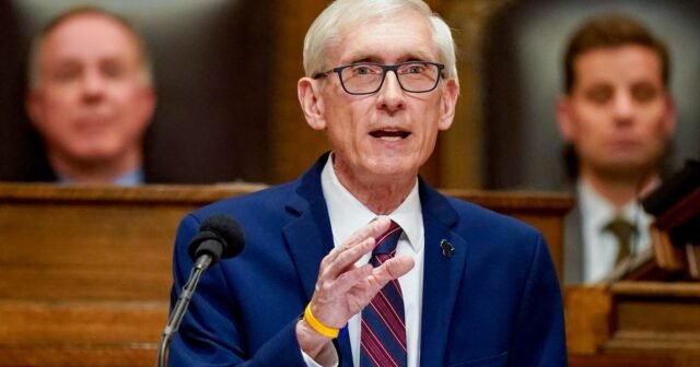 El gobernador de Wisconsin, Tony Evers dice que no buscará el tercer mandato en el estado de campo de batalla
