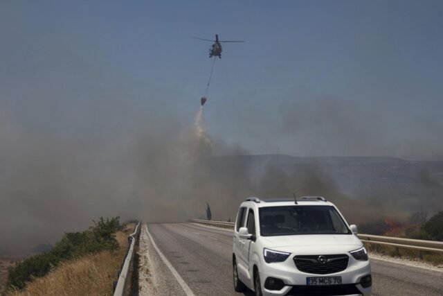 El hombre anciano muere mientras los incendios forestales se enfurecen en Turquía, forzando evacuaciones y cierres de carreteras
